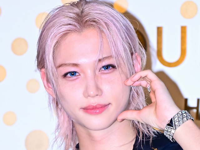 Stray Kids・フィリックス、胸元まで伸びたブロンドヘアが印象的… パリで見せた“スーツ姿”にうっとり