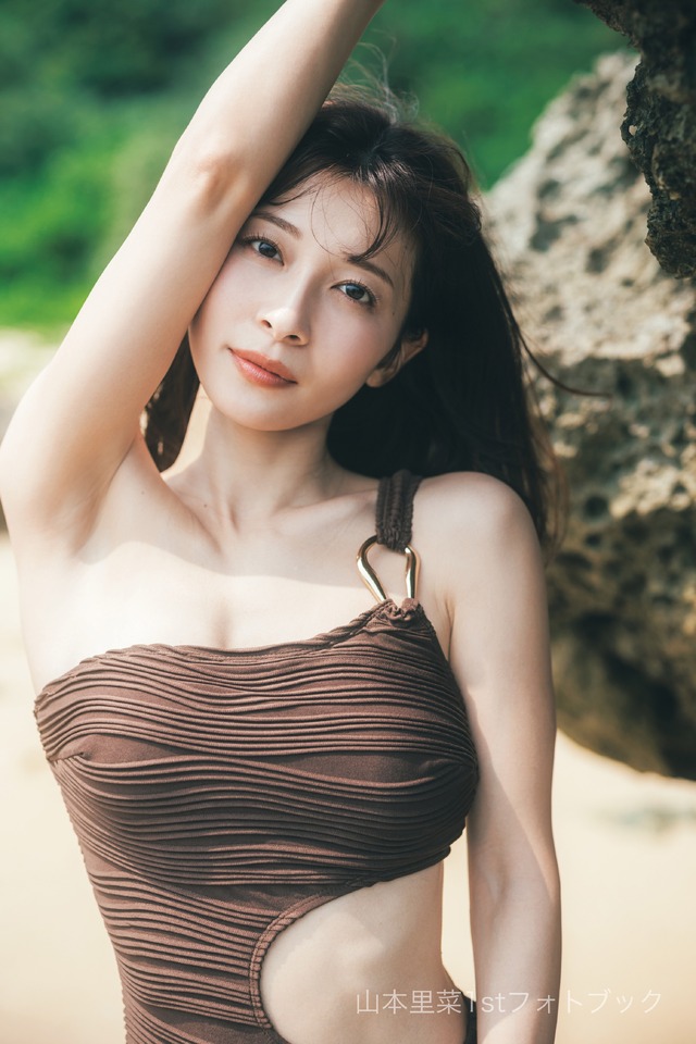 山本里菜　フォトブック『りな、です』©東京祐／講談社