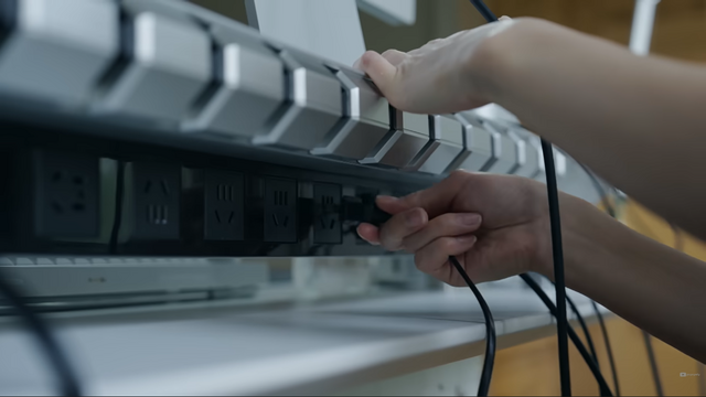 天板下の収納部に電源タップとケーブルクリップを内蔵。マグネットカバーで隠せる構造（C）yuyuyuly