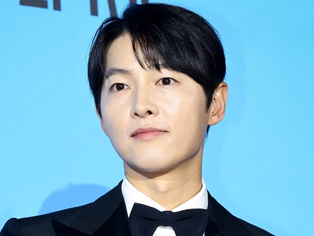 “二児のパパ”俳優ソン・ジュンギ、知人が明かしたイタリア生活が話題「オリーブを自分たちで収穫」