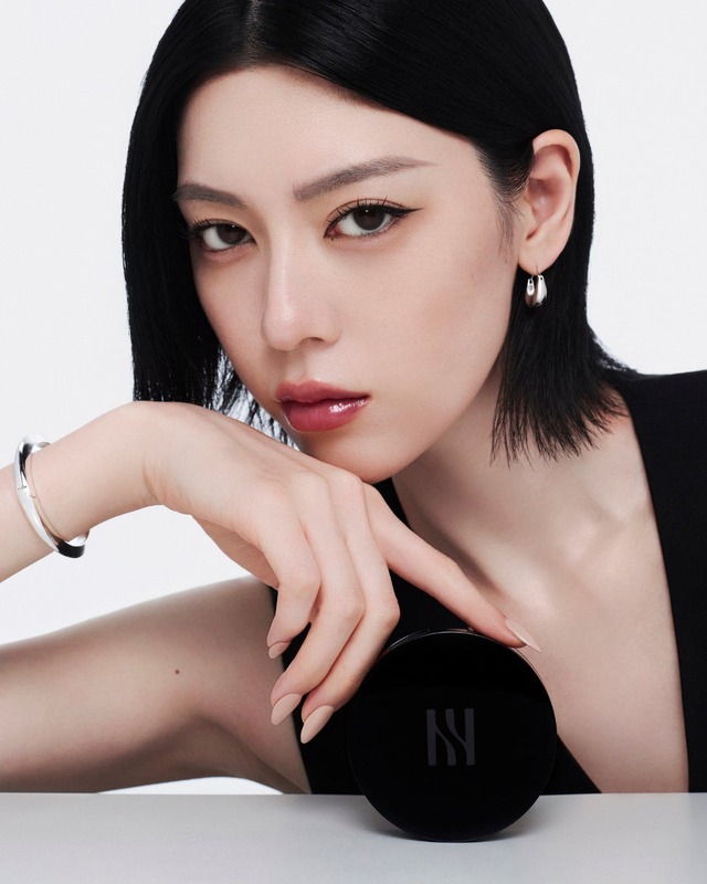 HERAのジャパンアンバサダーに就任した三吉彩花