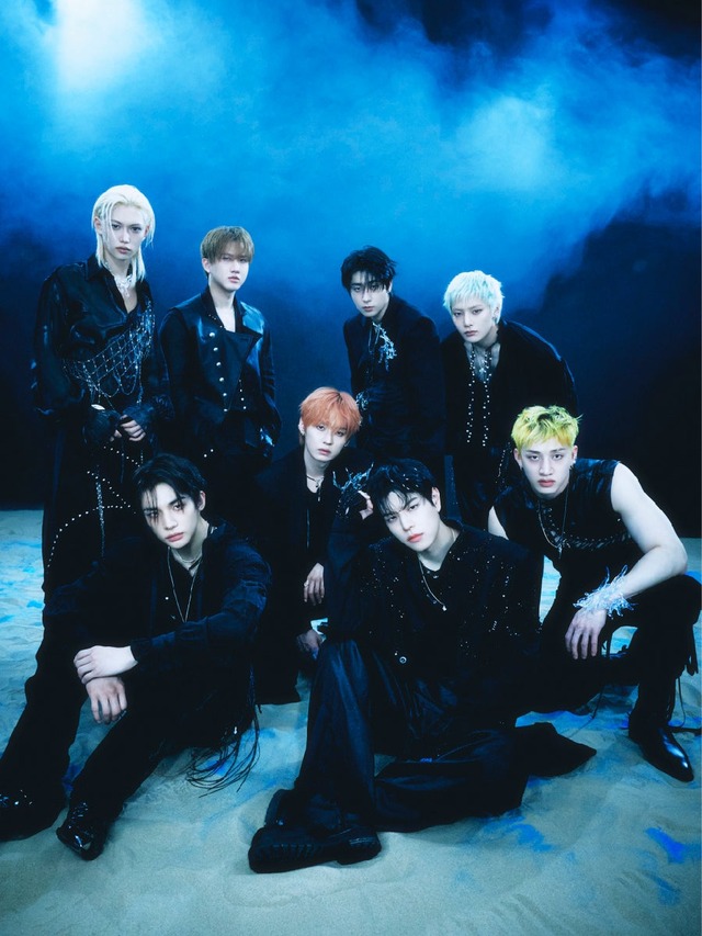 青い照明の中で撮影されたStray Kids