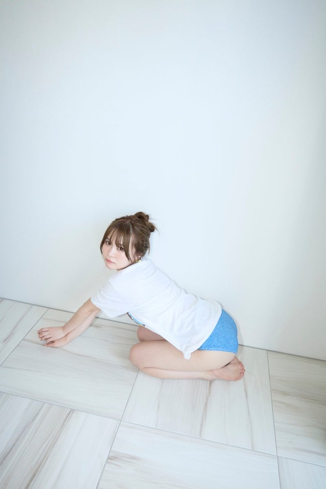 床に座るさくら