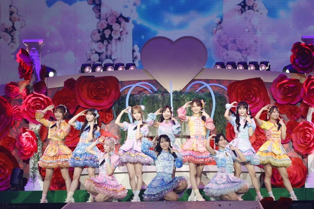色鮮やかな衣装でステージに立つ＝LOVE