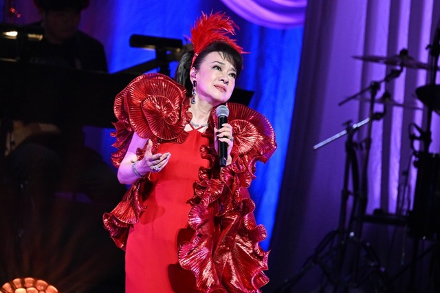 赤いドレスで歌うジュディ・オング