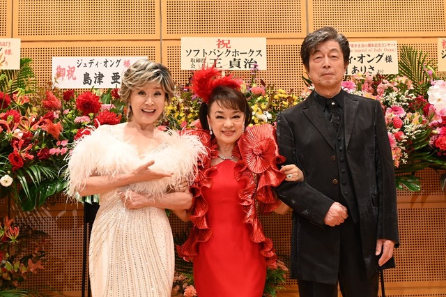 小林幸子、ジュディ・オング、中村雅俊（左から）