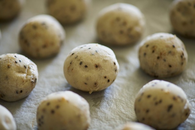 ごまを練り込んだ「はかりパン ごまもっち」