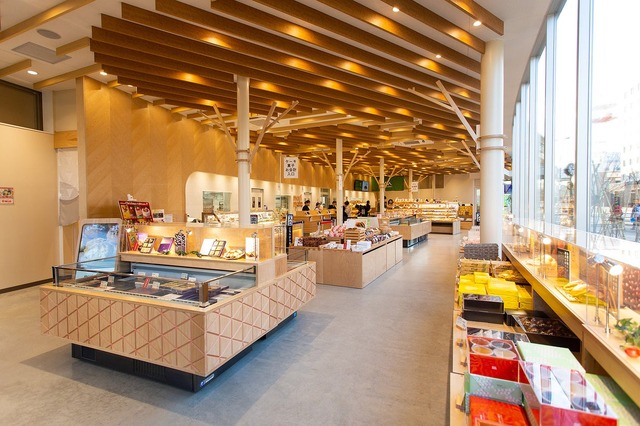 北海道産の木材を使用した店内は、あたたかな木の温もりとガラスファサードが特徴です(千歳本店)