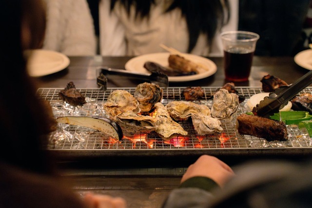 網の上で焼かれる牡蠣