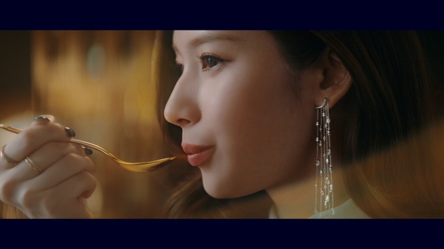 アイスクリームを味わうSANA
