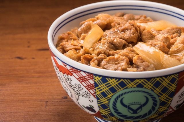 冷凍牛丼の具を盛り付けた吉野家のどんぶり