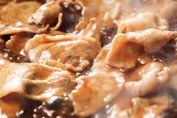 特製しょうゆだれで焼き上げた豚肉