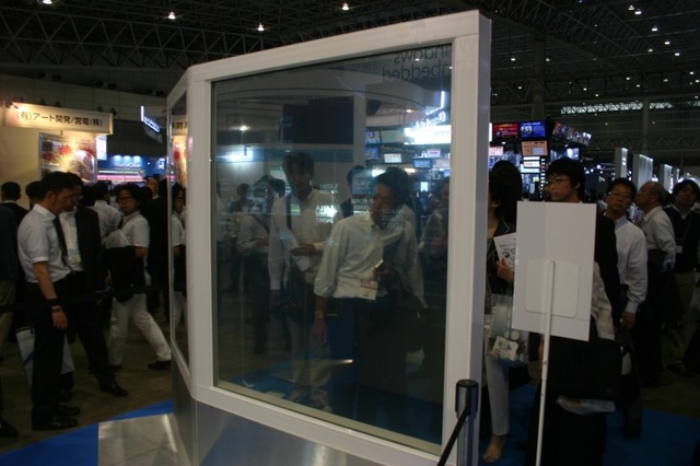インテルのインテリジェントデジタルサイネージの背面。操作スクリーンは半透明