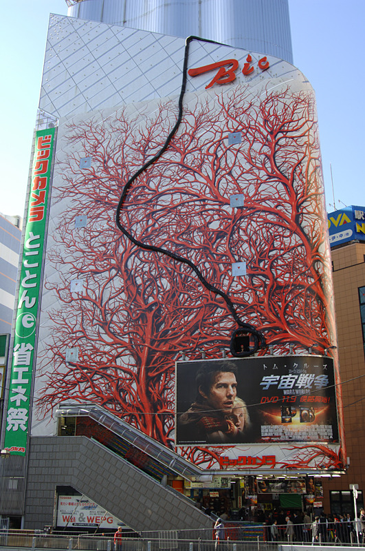ビックカメラ横浜西口店が赤いつた「レッドウィード」で覆われた