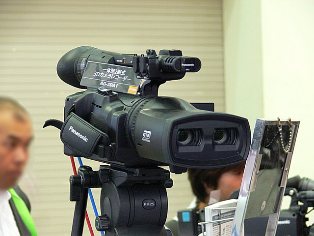 参考出品の一体型二眼式3Dカメラレコーダー「AG-3DA1」はコンパクトなボディで機動力を発揮しそうだ。