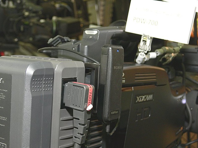 カムコーダーPDW-700に取り付けられたWi-Fiアダプタ「CBK-WA01」は収録中の画像をSDでPCに送信する（写真中央の青色LEDが点灯しているユニット）。
