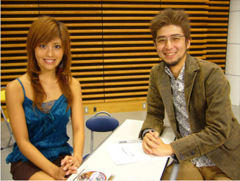 パーソナリティを務める西崎彩と三村ロンド