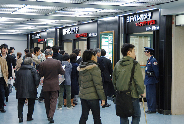 地下1階の入り口は、横浜駅西口地下街と直結。横浜駅から雨に濡れずにショッピングできる