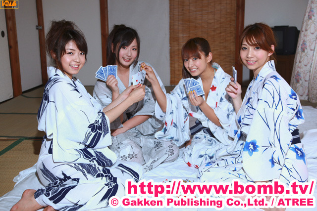 写真左から中村静香、村上友梨、鎌田奈津美、小泉麻耶（c）Gakken Publishing