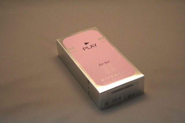 「プレイ フォー ハー オーデパルファム」を入手。外箱は、ごく普通の香水のイメージ