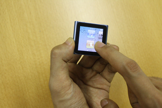 iPod nanoの画面を指でスライドさせているところ