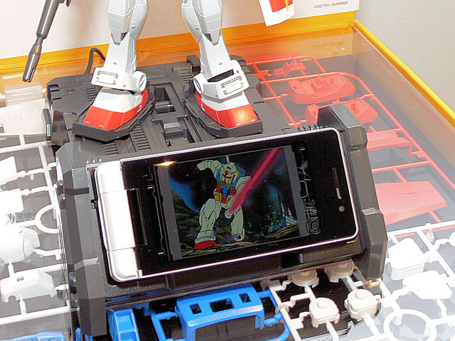 ガンプラケータイを充電スタンドにセットすると、全14シーン、トータル4分半にわたる名場面ムービーが再生される