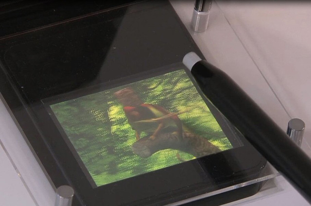 “触る”３D技術。3D映像のカメレオンにペン先をはじき飛ばされる