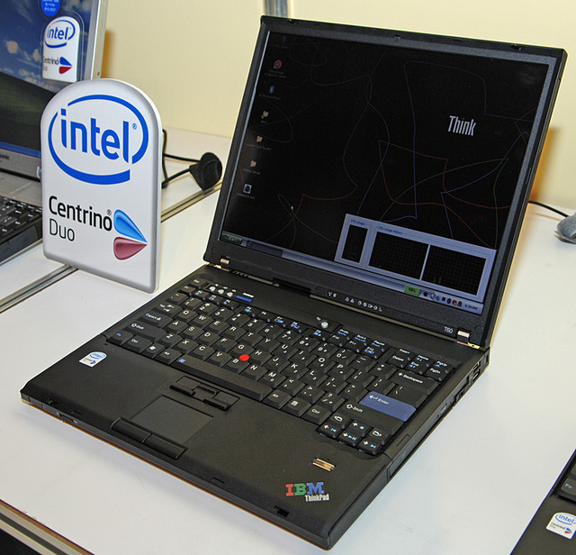 Centrino Duoモバイルテクノロジを搭載したレノボ・ジャパンのThinkPad T60（参考出品）。CPUにCore Duo T2500を採用する