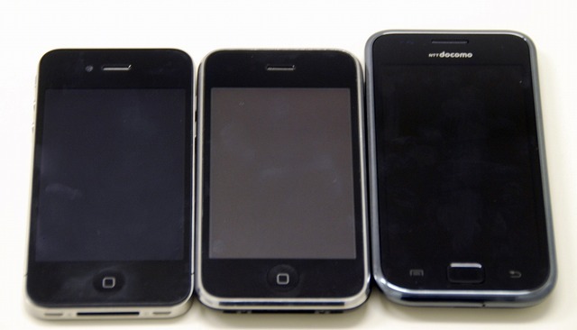 左からiPhone 4、3GS、GALAXY S