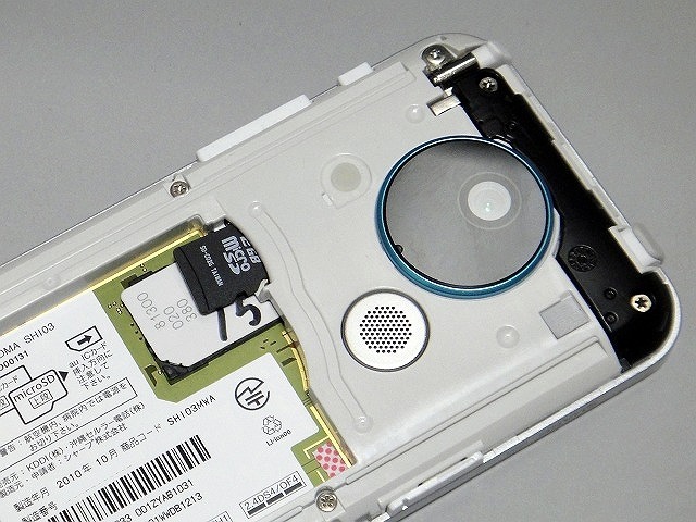 microSDカードスロットはSIMカードと同じく電池を取り外して装着する位置