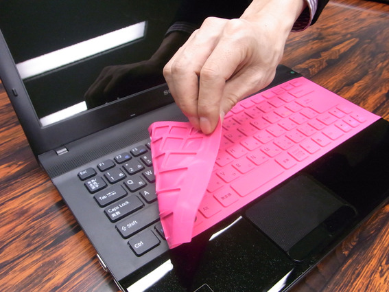「VAIO E」シリーズ専用として、ソニーストアではカラフルなキーボードカバーも用意（写真はピンク）。本体10色、カバー5色で多彩なマッチングを楽しむことができる