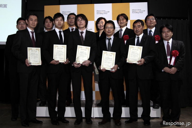 ATTTアワード 授賞式 受賞者と選考委員会メンバーとの記念撮影