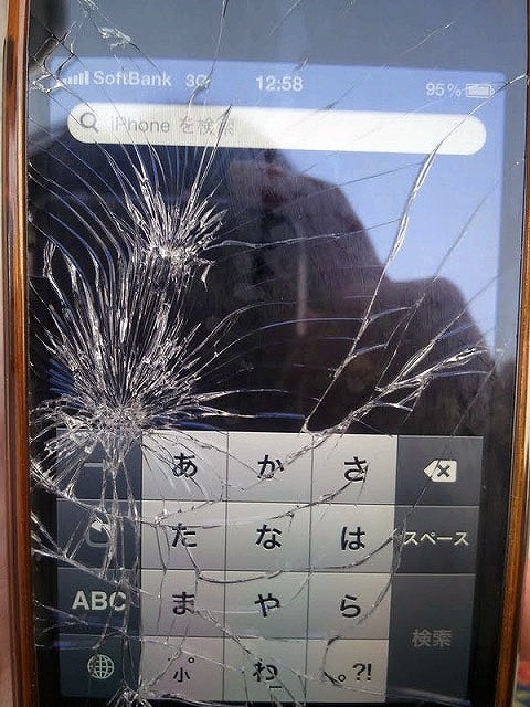 地べたに落下させ、液晶が破壊された私のiPhone