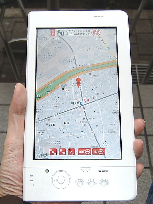 GPS機能を搭載する「Smartia」ならではの利用法だ。7型ワイド画面で地図も見やすい。