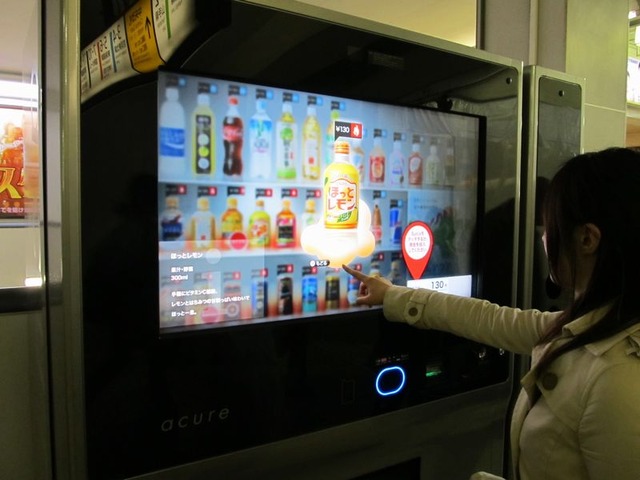 品川駅構内にある次世代自動販売機もWiMAXを利用。搭載カメラでユーザーを撮影し、性別・年齢を認識して最適な飲み物をリコメンドする