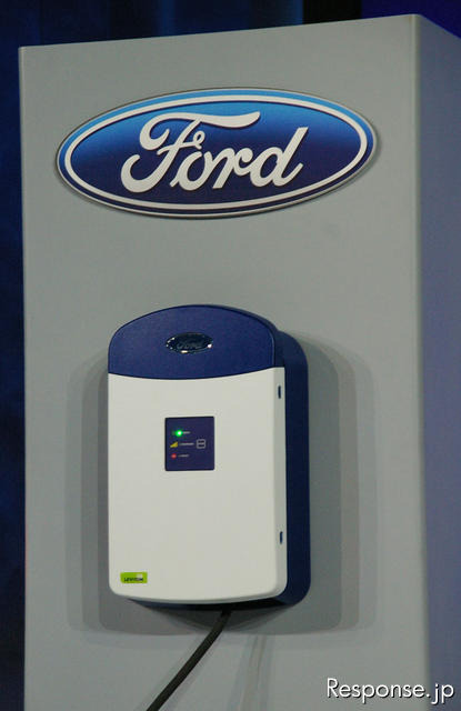 2011 International CES フォードの純正家庭用充電器。簡単に取り外しができる