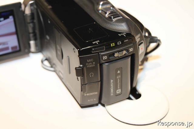 【CES 11】 ソニーが4月にも発売を予定しているHDR-TD10。モニターは3型の裸眼3D視聴に対応