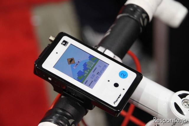 【CES 11】 自転車に装着して参考出品されたe-Wellnes対応携帯端末。3G通信機能は備えるが、通話はできず、フィットネス用データの通信のみが利用できる
