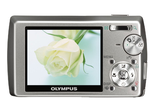 　オリンパスは、世界で初めて手ブレした写真を撮影後に補正できる「電子手ブレ補正機能」を搭載した800万画素デジタルカメラ「μ 810」を3月中旬に発売する。実売予想価格は5万円前後。