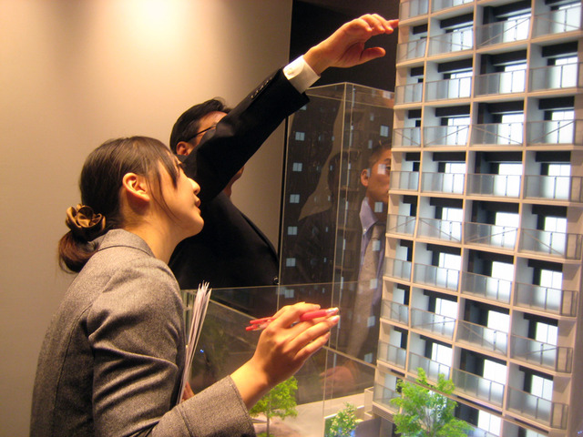 バルコニー手すり部分にはガラスを採用。赤坂の街に調和しながらも埋もれない外観を追求し、六角形を積み重ねたようなデザインに