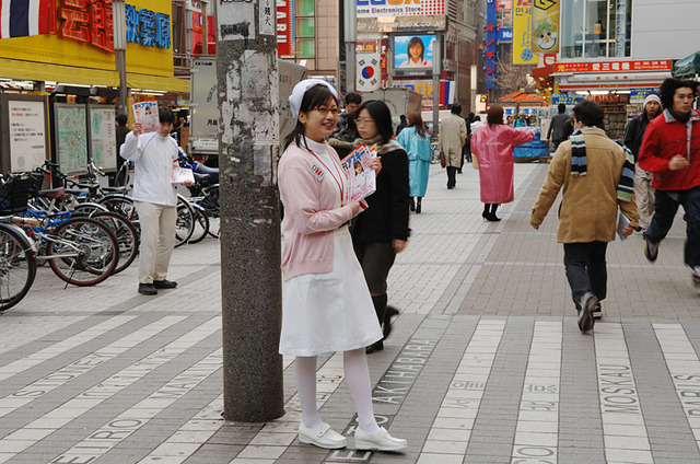 　JR秋葉原駅前の電気街口にナース姿のメガネ娘たちが出現し、DTIのTEPCOひかり入会キャンペーンをPR中。実施期間は2月6日から12日まで。