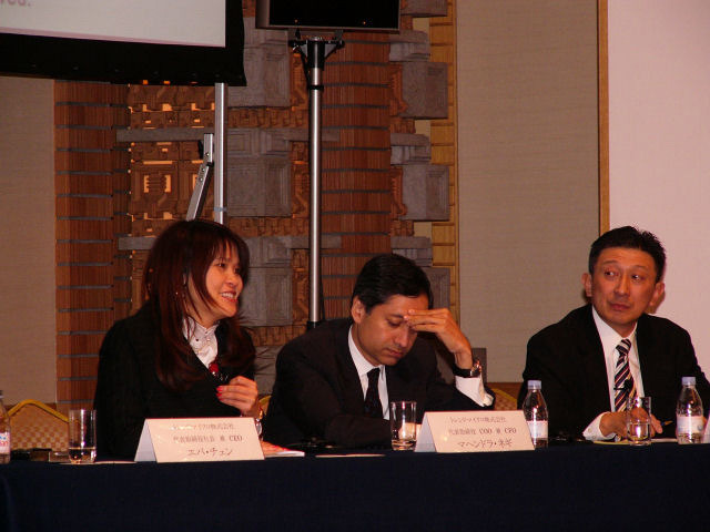 左からエバ・チェンCEO、マヘンドラ・ネギCOO/CFO、大三川彰彦 日本代表