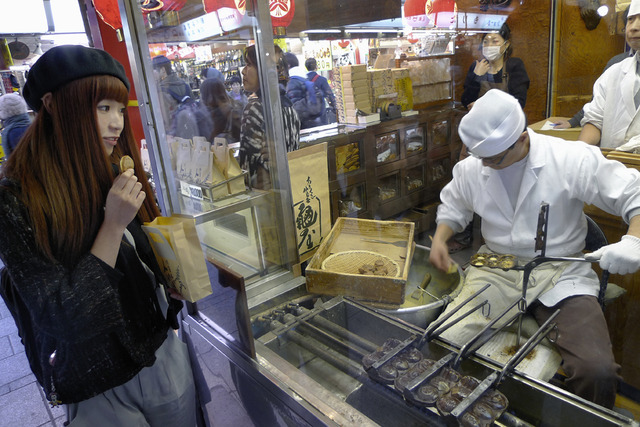 【浅草】浅草寺に続く仲見世通りに、人形焼きのお店を発見。焼きたてを販売しています。