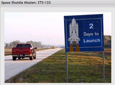 「打ち上げまであと2日」の看板も（NASAサイトより）