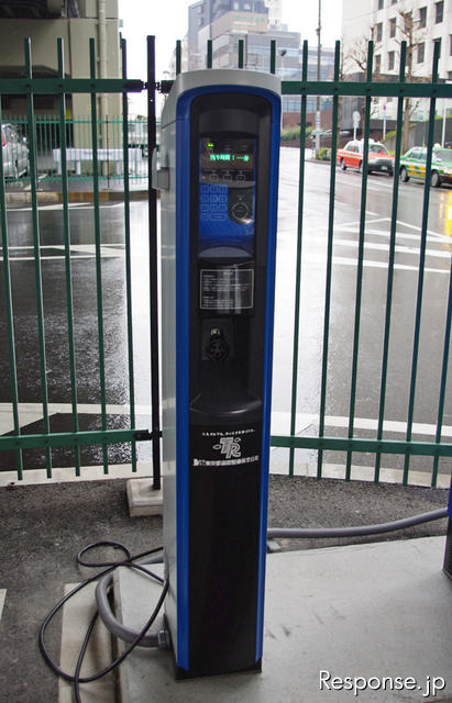 オリックスと東京都道路整備保全公社 カーシェアリングステーションの六本木駐車場に設置されたEV用充電器