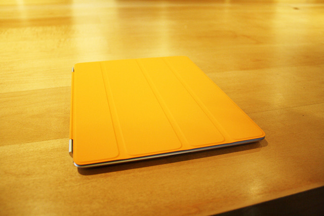 「Smart Cover」は10色カラバリでiPad 2をおしゃれにドレスアップ