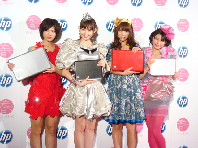 最新ノートPCを手に、左から宮澤佐江さん、小嶋陽菜さん、高城亜樹さん、横山由依さん