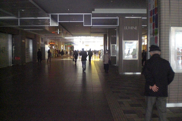 駅ビルのデパートが休業で薄暗い立川駅