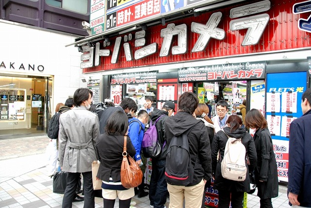 ヨドバシカメラのマルチメディア新宿東口店では、店頭で乾電池などが販売されており、多くの人が集まっていた
