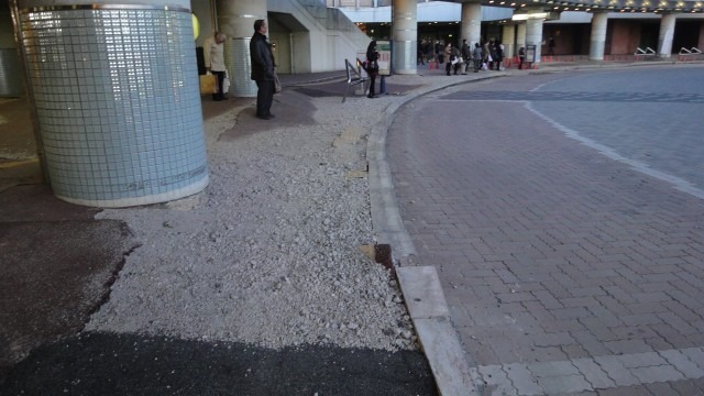 JR舞浜駅のロータリーは土砂が剥き出しに